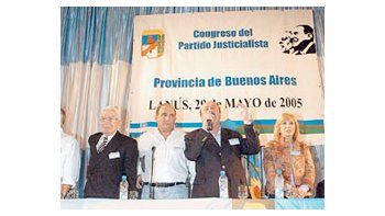ámbito.com | Manuel Quindimil, José María Díaz Bancalari, OsvaldoMércuri y Graciela Giannettasio, ayer durante el congresoduhaldista en Lanús, que aprobó sancionar a los peronistasque este año compitan por fuera del PJ.
