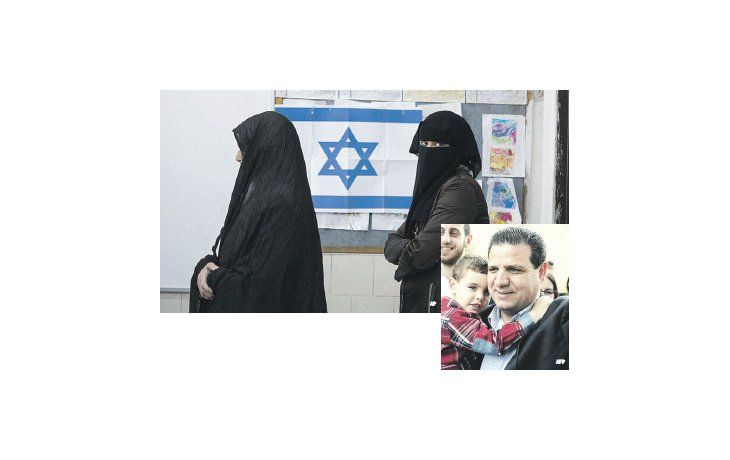 ámbito.com | Dos mujeres beduinas acudieron a votar ayer en la ciudad de Rahat (arriba). Los árabes representan el 21% de la población de Israel, y  unidos en la alianza Lista Árabe Común se convirtieron ayer en tercera fuerza, con doce bancas, liderados por  Ayman Od