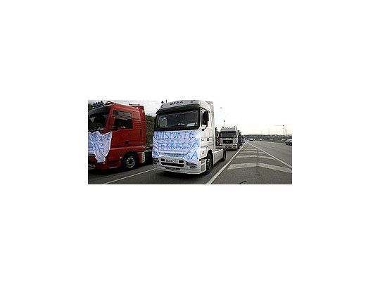 España teme desabastecimiento de alimentos y combustibles por una huelga de camioneros