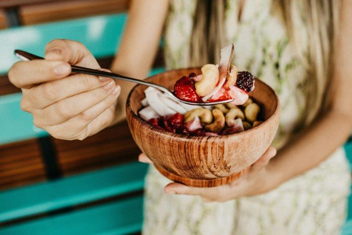 Si se los combina con otros alimentos saludables, los frutos secos pueden potenciar tu bienestar. Si se los combina con otros alimentos saludables, los frutos secos pueden potenciar tu bienestar.
