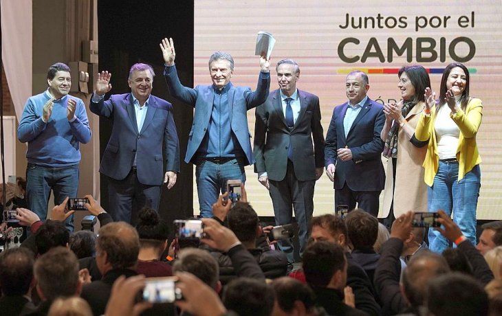 Mauricio Macri y Miguel Ángel Pichetto llevaron la campaña a Córdoba, donde fueron recibido por dirigentes locales del oficialismo nacional.