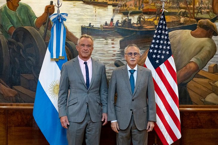 Mientras desde el Garrahan denuncian falta de diálogo, el ministro de Salud de la Nación - Mario Lugones - se reunió con el secretario de salud de EEUU. Mientras desde el Garrahan denuncian falta de diálogo, el ministro de Salud de la Nación - Mario Lugones - se reunió con el secretario de salud de EEUU.