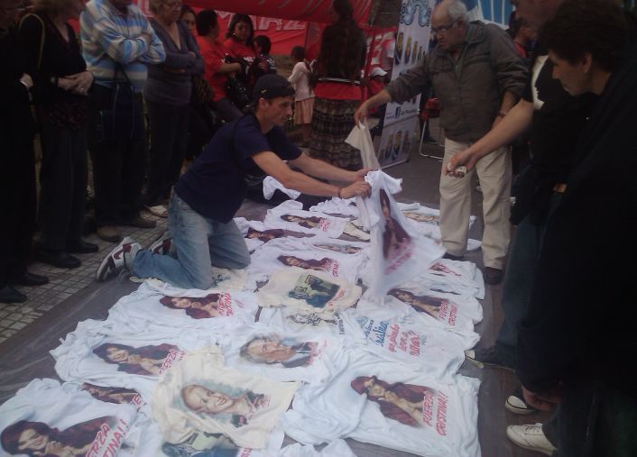 El merchandising kirchnerista, un clásico de estos encuentros. Las remeras estampadas se vendían a $ 50.