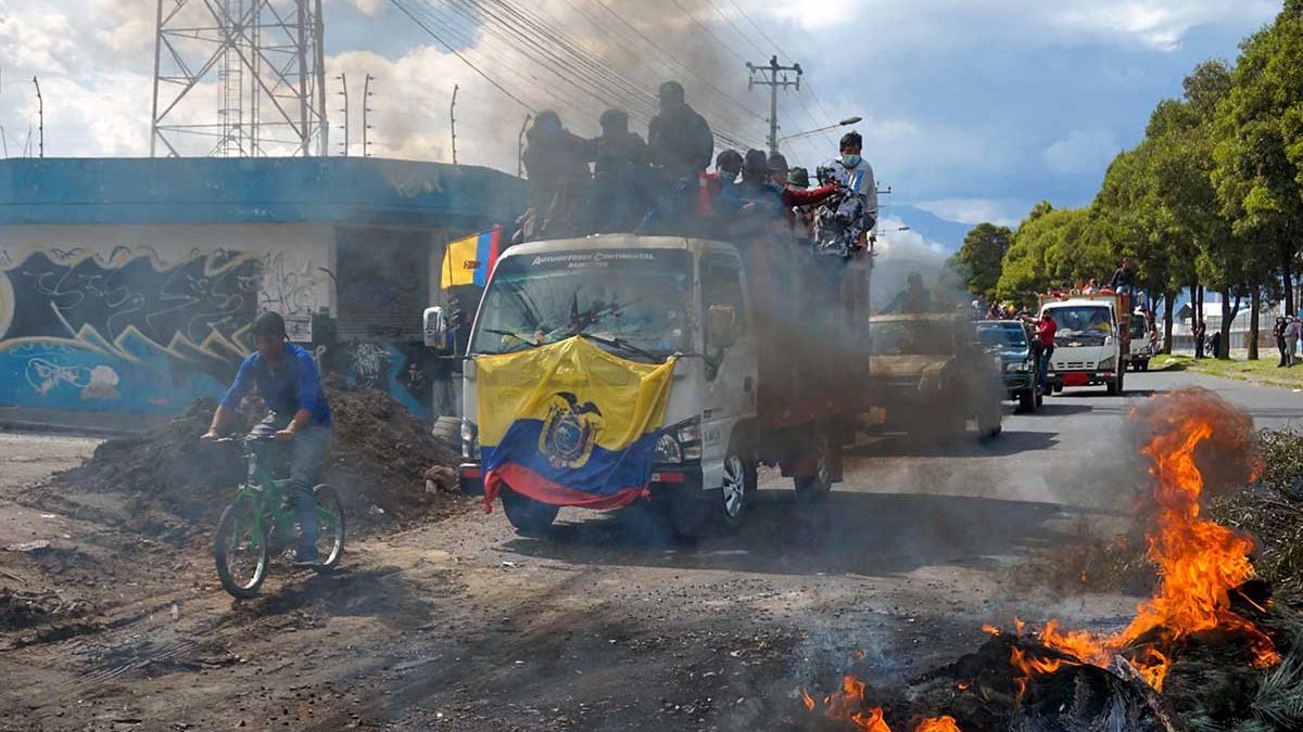indigenous people block Quito despite the government’s call for dialogue