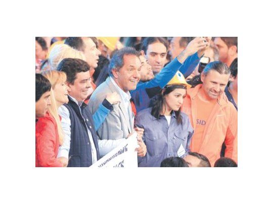Daniel Scioli anoche, ante miles en La Matanza, cerró campaña pidiendo una reivindicación de la figura del papa Francisco. También les dijo a sus seguidores que no se dejen llevar por pronósticos negativos.