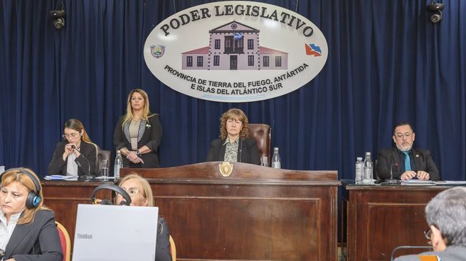 La vicegobernadora Mónica Urquiza presidió la sesión en la Legislatura fueguina.