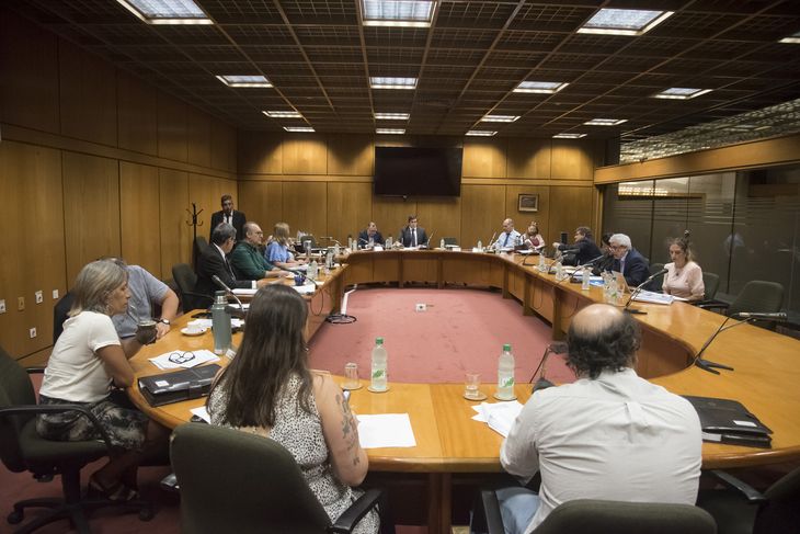 La Comisión de Hacienda de la Cámara de Diputados junto a los representantes del Ministerio de Economía y Finanzas.
