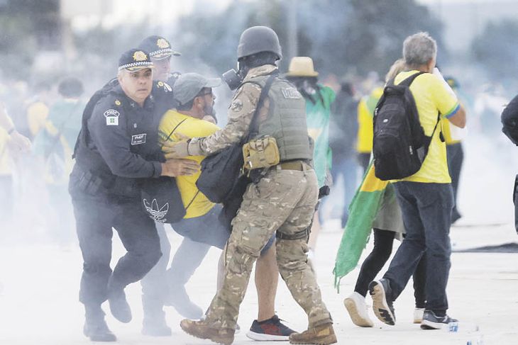 APARICIÓN. El coronel Jorge Naime apareció el 8-E, el día del intento de golpe bolsonarista, en la Explanada de los Tres Poderes de Brasilia, donde se mostró al detener a extremistas de derecha. Ahora está en la mira de la Justicia.