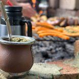 En la fiesta más argentina, hay localidades que te reciben con los brazos abiertos para celebrar. En la fiesta más argentina, hay localidades que te reciben con los brazos abiertos para celebrar.