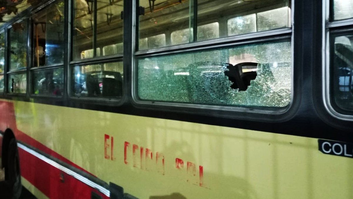Violence in Tucumán football: bars stoned and robbed passengers of a bus