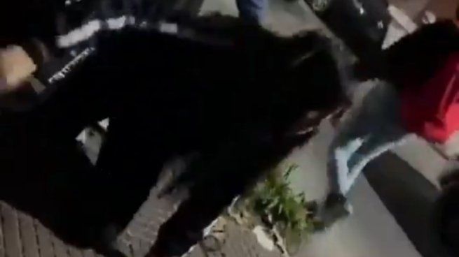 Un testigo que pasaba por el lugar, en el municipio de San Martín, filmó lo que sucedía al tiempo que pedía que se frenara el ataque.