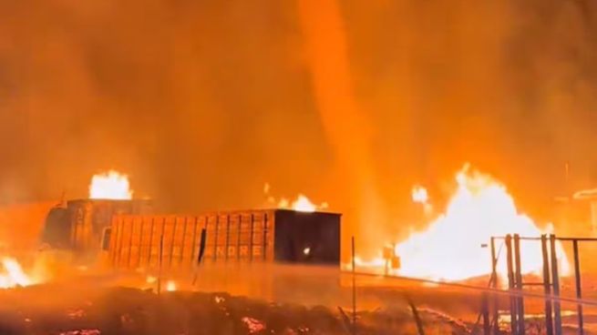 El tornado de fuego se formó en medio de un incendio en una planta de residuos en Onda.
