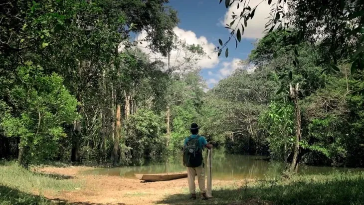 El documental acompaña al artista Jeisson Castillo en su recorrido por una comunidad indígena del Amazonas colombiano. El documental acompaña al artista Jeisson Castillo en su recorrido por una comunidad indígena del Amazonas colombiano.