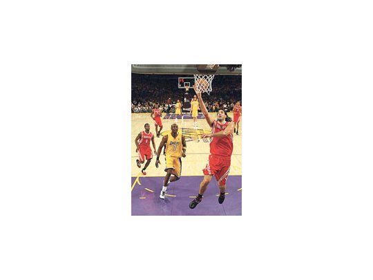 Luis Scola jugó 34 minutos en la victoria sobre Los Ángeles. En la acción apareado por Lamar Odom. El argentino llegó a 10 tantos.
