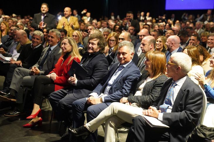 Javier Milei respaldó a Sebastián Pareja, quien se sentó a su lado junto a integrantes del gabinete nacional.
