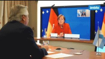 por dos. Alberto Fernández en videollamada con la canciller alemana, Angela Merkel. También participó ayer de una cumbre virtual sobre cambio climático.