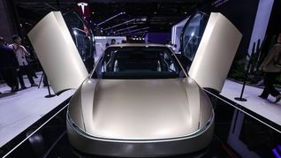 El Cybercab será el primer vehículo de Tesla diseñado exclusivamente para conducción autónoma total: no tendrá volante, pedales ni espejos, y se fabricará en 2026 en Texas. El Cybercab será el primer vehículo de Tesla diseñado exclusivamente para conducción autónoma total: no tendrá volante, pedales ni espejos, y se fabricará en 2026 en Texas.