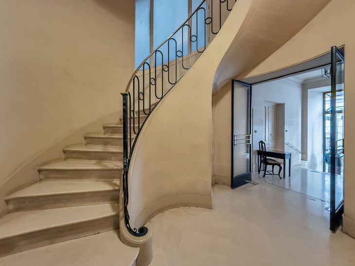 El hall del edificio, revestido en mármol y con una escalera caracol de hierro forjado, refleja el estilo francés característico de Bustillo El hall del edificio, revestido en mármol y con una escalera caracol de hierro forjado, refleja el estilo francés característico de Bustillo