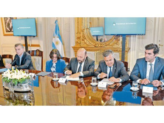 Presencias. Insfrán, Cornejo y Urtubey: lapiceras en la Casa Rosada.