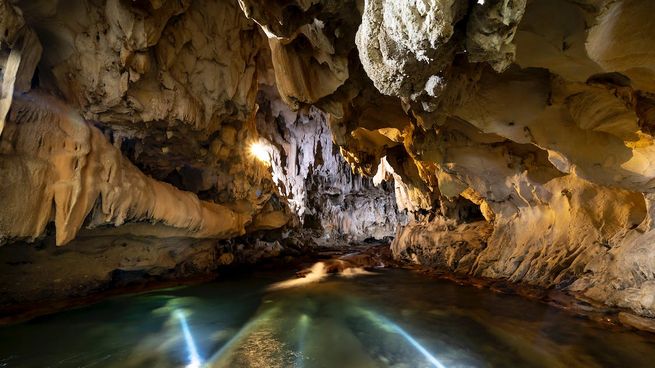 Descubren en Yucatán, Quintana Roo, el río subterráneo más grande del mundo en el 2007.
