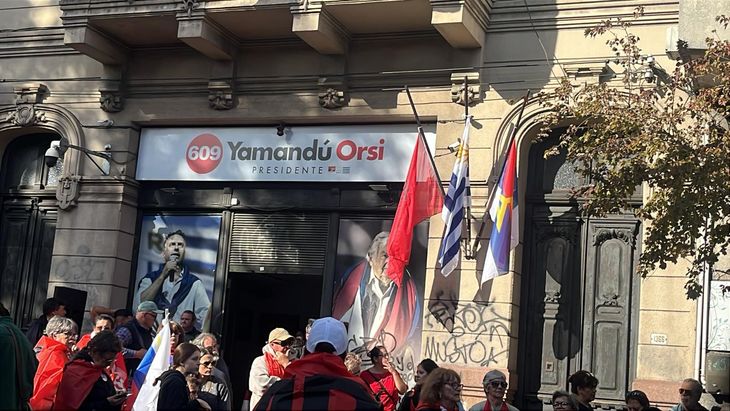 Militantes del MPP esperan el f&eacute;retro en su sede.&nbsp;