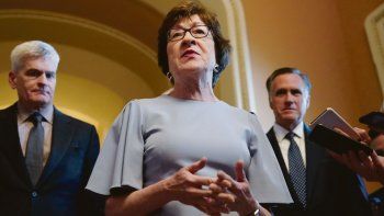 UNANIMIDAD. Los senadores dieron ayer luz verde a la principal medida de Joe Biden para asegurar la reactivación de la economía de EE.UU. En la foto, los senadores republicanos Susan Collins, Bill Cassidy y Mitt Romney anuncian su aval a un nuevo paquete de gasto en infraestructura.