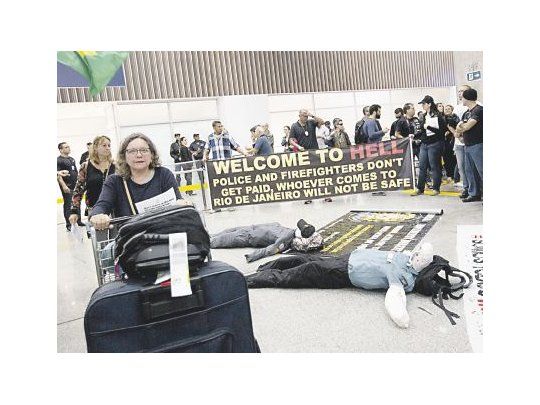 “Bienvenida”. Los visitantes de Río de Janeiro fueron sorprendidos ayer por la peculiar protesta de policías y bomberos por la falta de pago de sus salarios. Nuevas movilizaciones afectarían la realización de la cita deportiva.