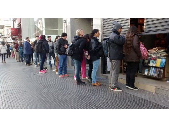 Los clientes realizaban largas filas para solidarizarse con Adán BuenosAyres durante junio del año pasado (foto exclusiva ámbito.com)