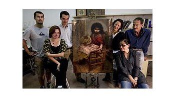 Los expertos junto a la obra, La niña (Foto: La Vanguardia)