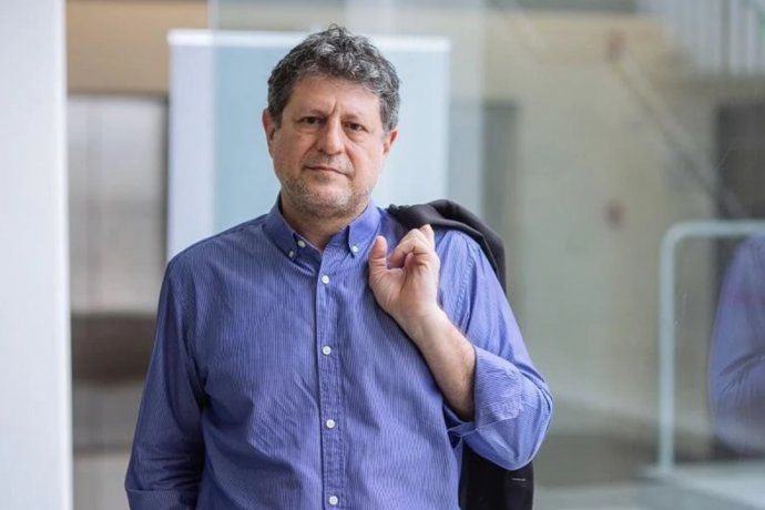 El libro reflexiona sobre los impactos de la inteligencia artificial en la política, la economía y las sociedades.