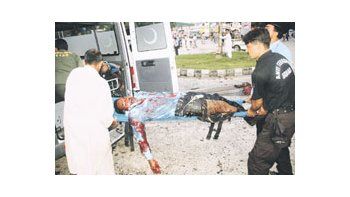 El ataque perpetrado contra una comisaría se produjo en la víspera del primer aniversariodel asalto terrorista a la Mezquita Roja, en el que murieron centenares de personas. En ellugar del suceso se podían ver pedazos de cuerpos, charcos de sangre y gorras policiales.