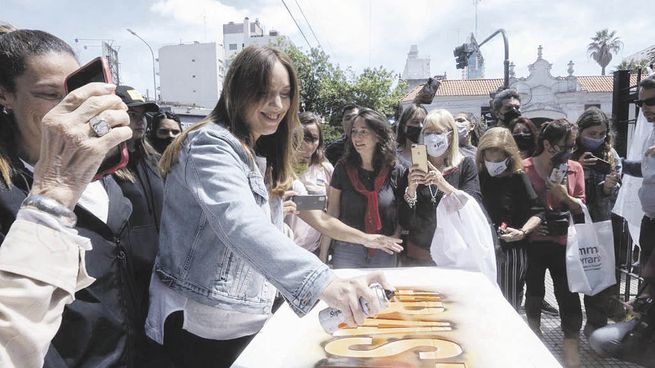 banderas. María E. Vidal anima colgar banderas del”Basta”.