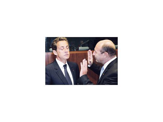 El presidente francés, Nicolas Sarkozy, que protagonizó la cumbre de Bruselas, dialogó con el presidente rumano, Traian Basescu. Gran parte de los 8.000 rumanos deportados este año son rumanos.