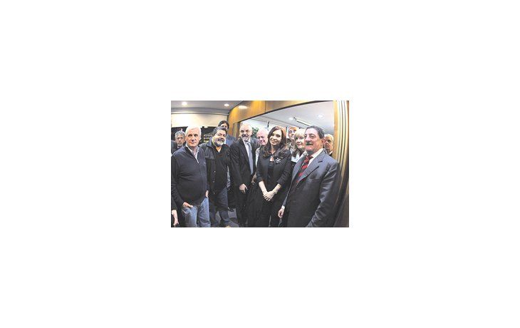 Cristina de Kirchner rodeada ayer en Trabajo, junto con el ministro Carlos Tomada y la viceministra Noemí Rial, por la ya semirreconocida CGT oficial. La rodean Antonio Caló, Gerardo Martínez y Omar Viviani, entre otros.