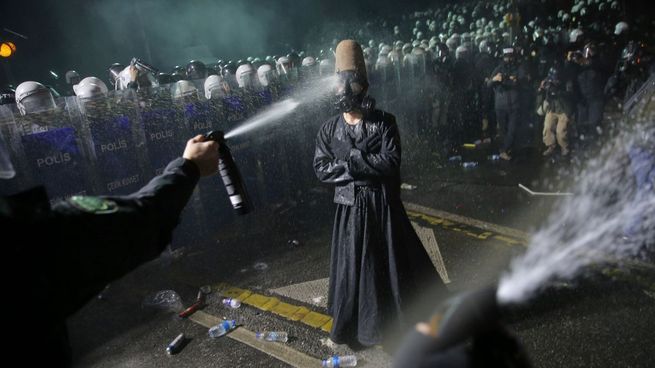 Continúan los serios incidentes en Turquía tras la detención del alcalde de Estambul.