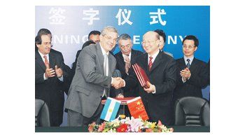 El ministro de Agricultura, Julián Domínguez, junto al titular del AQSIQ, Zhi Shuping, en China.