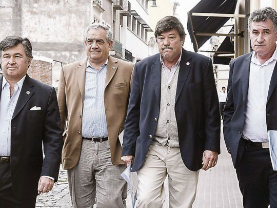 Campo. Daniel Pelegrina (Sociedad Rural), Dardo Chiesa (Confederaciones Rurales Argentinas), Carlos Achetoni (Federación Agraria) y Carlos Iannizzotto (Coninagro), al ingresar a las oficinas de Alberto F. en la calle México.
