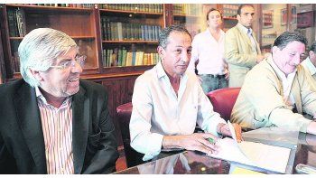 ámbito.com | Ausentes presentes. Los sindicalistas del transporte, como Moyano y Maturano, no estuvieron en la marcha del martes pero fueron determinantes para que CGT decidiera ponerle fecha al paro.