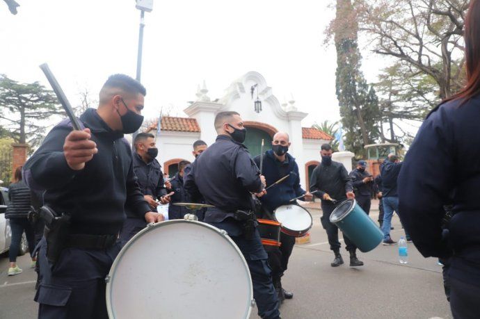 La protesta por la demanda de mejoras salariales y laborales, sobre las que el Gobierno bonaerense hará anuncios en las próximas horas, se replicó y llegó a la Residencia presidencial de Olivos.