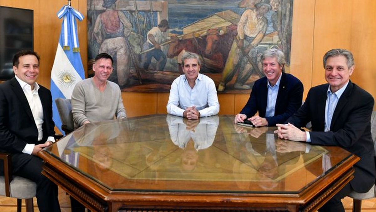 Luis Caputo y Santiago Bausili se reunieron con Peter Thiel en Economía: de qué hablaron