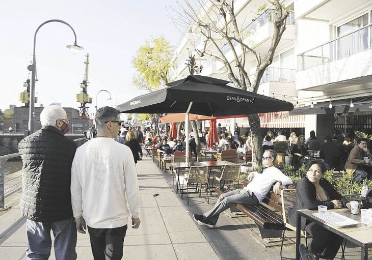 Multitud. Miles de turistas pasean por las calles de la Capital Federal. Multitud. Miles de turistas pasean por las calles de la Capital Federal.