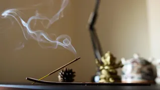 El incienso es clave para el ritual que aleja las malas energías en el hogar.