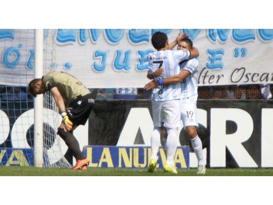 Luis Rodríguez celebra el segundo gol de Atlético Tucumán.