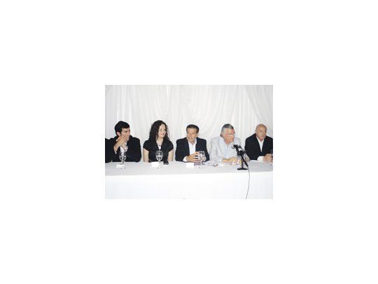 Juan Manuel Urtubey; Teresita Luna, vicegobernadora de La Rioja; Luis Beder Herrera; José Luis Gioja y Juan José Ciácera, durante el anuncio del acuerdo para promocionar los vinos regionales.