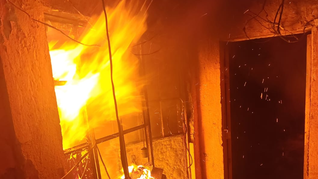 Imágenes del fuego dentro de la habitación en la vivienda de la colonia de Guerrero. Imágenes del fuego dentro de la habitación en la vivienda de la colonia de Guerrero.
