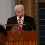 Hoy laBolsa cuenta con unos 3200 socios (en 2007 eran 4285), de los cuales solo 1600están en condiciones de votar -siendo el resto “socios adherentes” que nocumplen los tres años de pertenencia mínima para hacerlo- lo que sugiere que nomucho más de 800 lo harían y que cada voto cuenta. Hoy laBolsa cuenta con unos 3200 socios (en 2007 eran 4285), de los cuales solo 1600están en condiciones de votar -siendo el resto “socios adherentes” que nocumplen los tres años de pertenencia mínima para hacerlo- lo que sugiere que nomucho más de 800 lo harían y que cada voto cuenta.