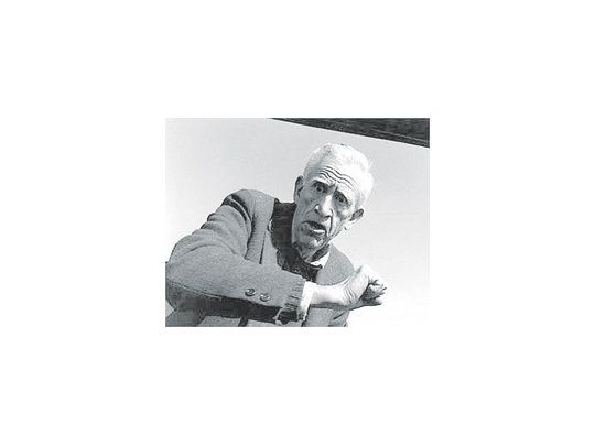 J.D. Salinger en la foto más reciente que se le conoce, sorprendido a la salida de un supermercado, cuando ya llevaba varias décadas viviendo en medio de un bosque, como un ermitaño, tras el éxito descomunal de su única novela.