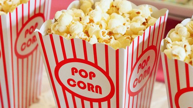 Elenco irreverente, sustos parodiados y un asesino torpe: la película que convirtió el miedo en risa ahora se puede ver en Netflix.