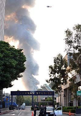 Un incendio consumió parte de los estudios Universal en California (foto 2)