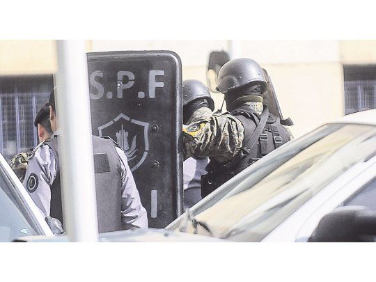 Blindado. Bajo estrictas medidas de seguridad, Lázaro Báez llegó a los tribunales de Comodoro Py desde el penal de Ezeiza, con chaleco antibalas, casco y escoltado con escudos para garantizar su ingreso al edificio.